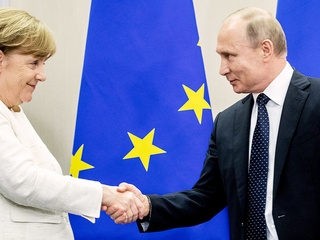 Меркель в разговоре с Путиным заявила о гибридном оружии Лукашенко
