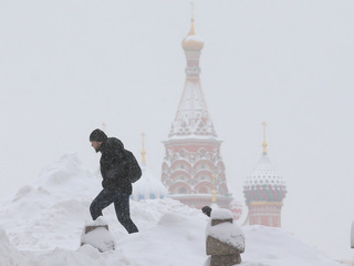Москва встала: сильные снегопады продлятся до Нового года