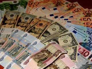 Евро подорожал на Мосбирже до 72 рублей, доллар – до 68 рублей