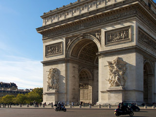 Триумфальную арку оцепили после сообщения о бомбе