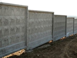 В Подмосковье на девочку упал бетонный забор: пострадавшая погибла