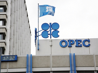 Страны ОПЕК+ договорились о сокращении добычи нефти в 2024 году