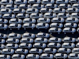 Продажи новых автомобилей в Евросоюзе упали в январе на 24%