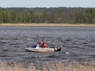 На озере в Вологодской области затонул катер, семь человек спаслись