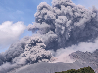 Власти эвакуируют людей из района мощного извержения вулкана в Японии