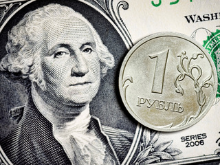 Курс доллара упал ниже 74 рублей, евро – ниже 90
