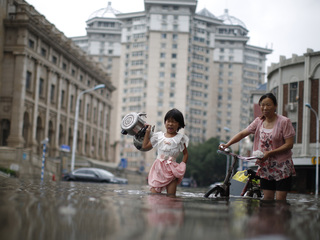 В Республике Корея семь человек погибли в результате оползней и наводнений