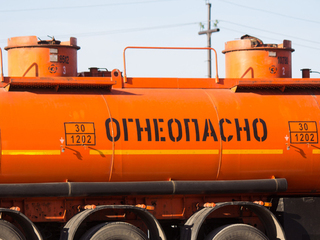 Топливо вылилось из бензовоза в результате ДТП в Челябинске