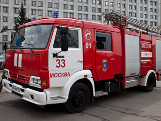 Из-за пожара в московской квартире пострадали три человека
