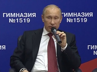 Путин поручил не забывать о повышении зарплаты учителям