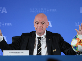 Глава ФИФА признал бессмысленность многих матчей сборных