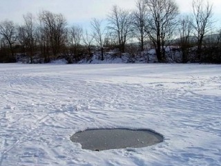 Ребенок погиб, провалившись под лед во время катания на санках