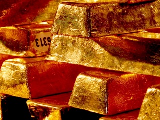 Золото дешевеет на снижении спроса на активы-