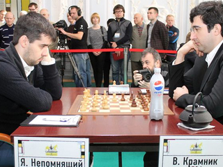 Непомнящий победил Крамника в первый день шахматного онлайн-турнира