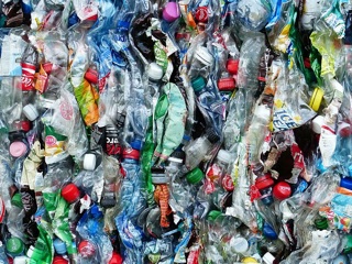 Борьбу с засоряющим воду пластиком поручили микророботам