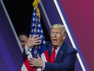 Американский ребус: золотой Трамп и нацистский символ