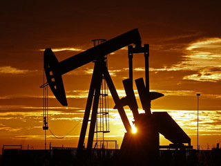 СМИ: ОАЭ спешат продать нефтяные запасы для диверсификации экономики
