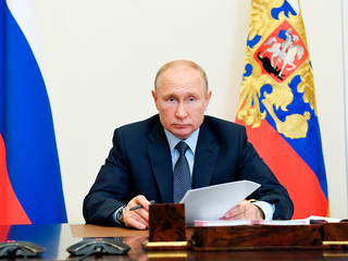 Путин подписал законы о штрафах, касающиеся СМИ