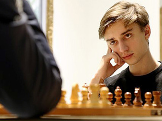 Дубов сыграл вничью с Дудой на шахматном супертурнире