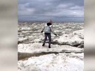 Женщине, прыгающей по льдинам с детьми, вынесли предостережение