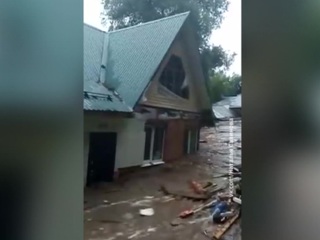 Потоп в подмосковной Рузе: прорвана дамба, смыты в реку дома
