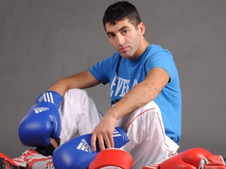 Российский боксер Алоян проведет претендентский бой 15 октября