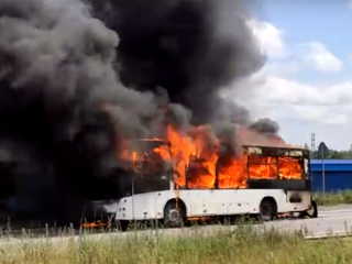 Пассажирский автобус выгорел дотла в Новокузнецке