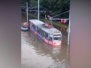 Трамвай с пассажирами застрял посреди гигантской лужи в Краснодаре
