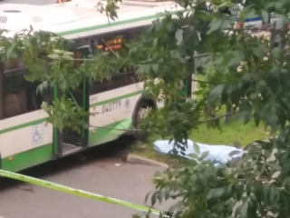 Московская пенсионерка погибла под колесами врезавшегося в остановку автобуса