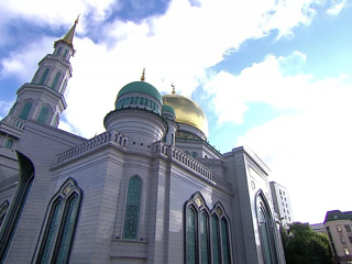 Полиция начала проверку после эротической фотосессии у мечети в Москве