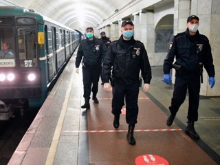 Мужчина, упавший на рельсы в московском метро, погиб