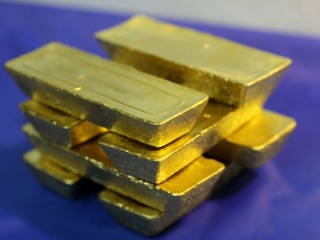 Золото дешевеет на фоне роста доллара и доходности американских гособлигаций