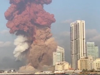 Озвучены версии мощного взрыва в ливанской столице