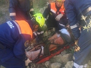 Женщина отделалась переломом ноги, упав с 50-метрового обрыва в Крыму