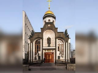 Пьяный дебошир напал на полицейского на территории храма при МВД в Москве