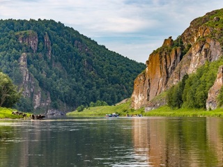 Экстрим и романтика. На Южном Урале туристы облюбовали для сплавов реку Ай