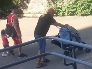 Двое красноярцев умыкнули крышку люка с помощью детской коляски