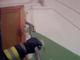 От первого лица: нательная камера сняла спасение детей из горящей квартиры в Ульяновске