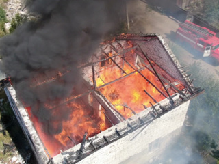 В воронежском микрорайоне сгорел строящийся двухэтажный дом