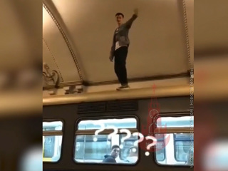 В московском метро зацеперы устроили танцы на крыше вагона
