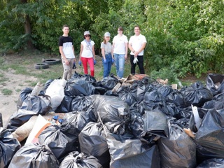Более 60 мешков с мусором собрали волонтеры в лесополосе Краснодара