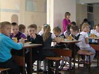 Учеников начальных классов обеспечат горячим питанием в Иркутской области