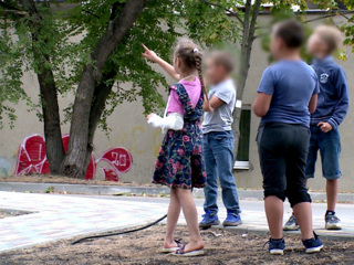 На детской площадке в Воронеже 8-летняя девочка сломала руку