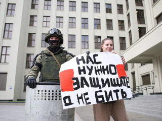 СК Белоруссии проверяет информацию об изнасилованиях женщин силовиками