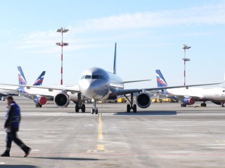 Самолет "Аэрофлота" столкнулся со стаей птиц при посадке в Белгороде
