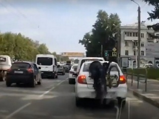 Впечатался в стекло и сбежал. Велосипедист устроил аварию в Челябинске ВИДЕО