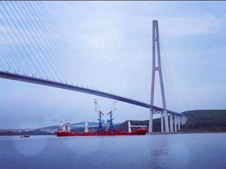 Во Владивостоке под мостом на о. Русский прошло судно с максимальным габаритом