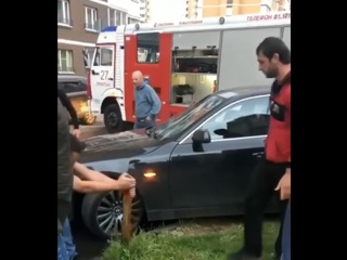 Жители Люберец вручную расчистили проезд для пожарных. Видео