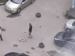 Битва за парковку: в Самаре водитель угрожал арматурой соседу