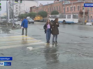 В Екатеринбурге ливневая канализация не справляется с осадками